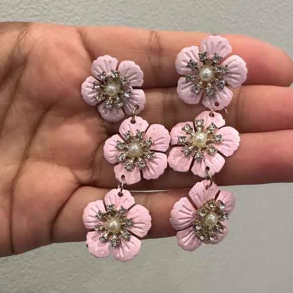 Chic Pink Floral Earrings with Pearl Accents - Picture 1 of 3